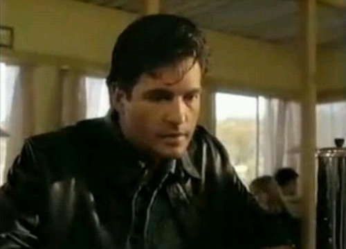 Eli en su chaqueta de cuero negro