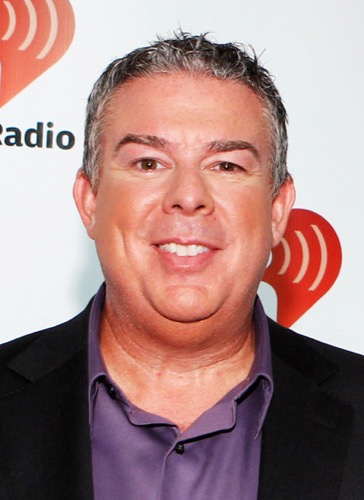 En esta foto elvis duran anfitri&oacute;n elvis duran posa en el