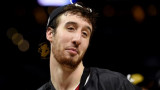 Foto Frank Kaminsky lleva traje personalizado y ca...