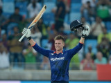 Bateador de Inglaterra Jason Roy celebra su siglo...