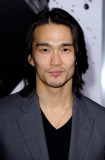 En esta foto karl yune actor karl yune llega a la